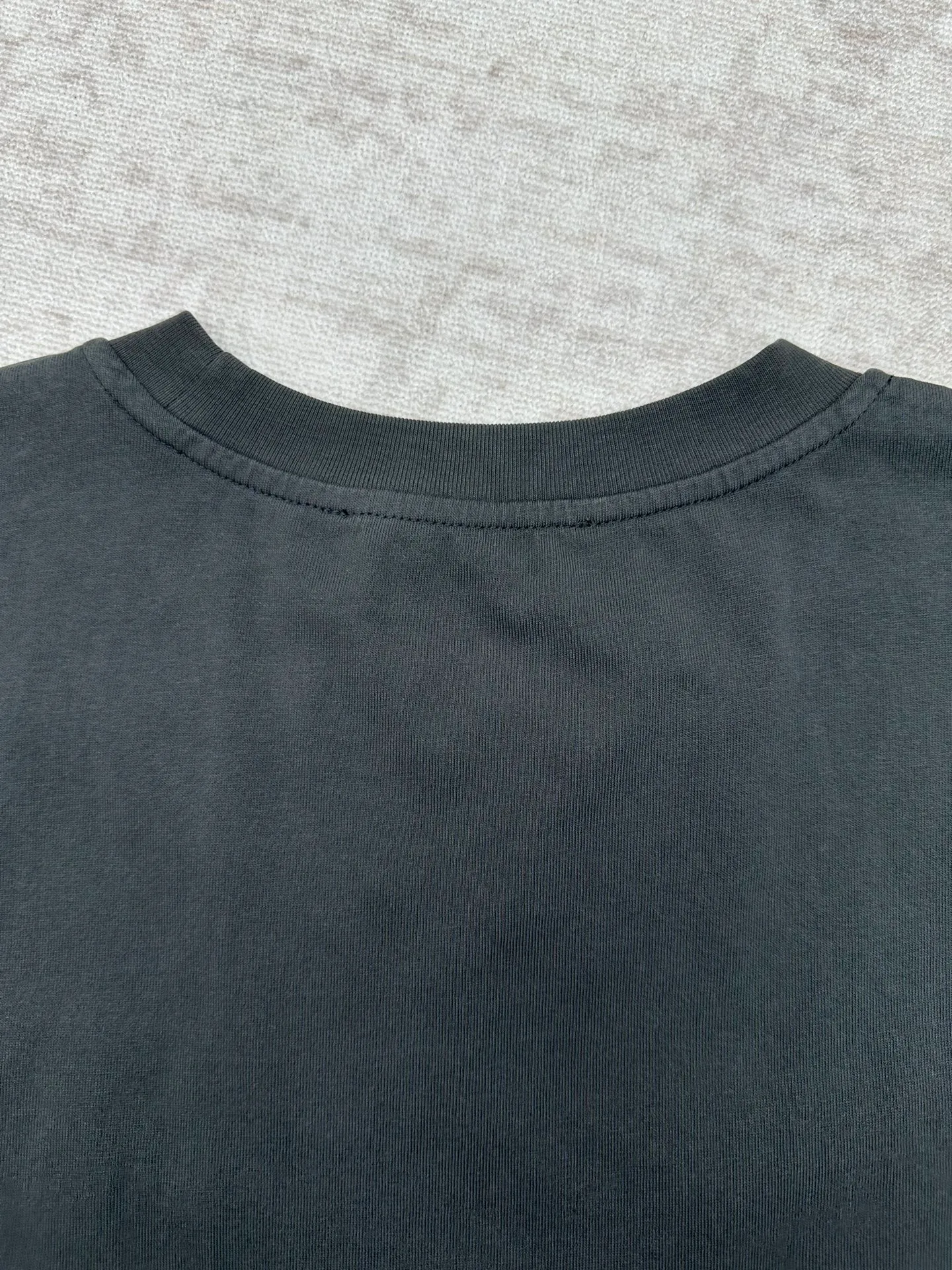 25ss New Arrival T Black T 。 ， 。 ， 。 Sizes:S.M.L.